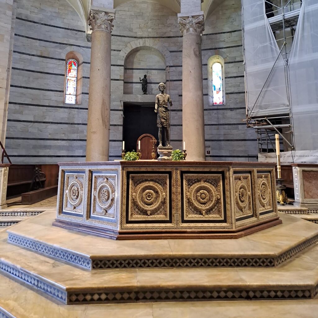intérieur du baptistère de pise